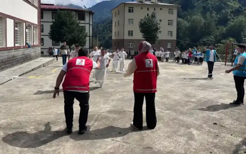 Kızılay’dan Çayeli'de Öğrencilere Destek