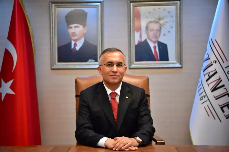 Efsannevi Validen Rizelilere Övgü