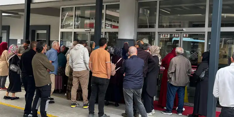 Rize'de Erken Saatlerde Sıra Kuyruğu