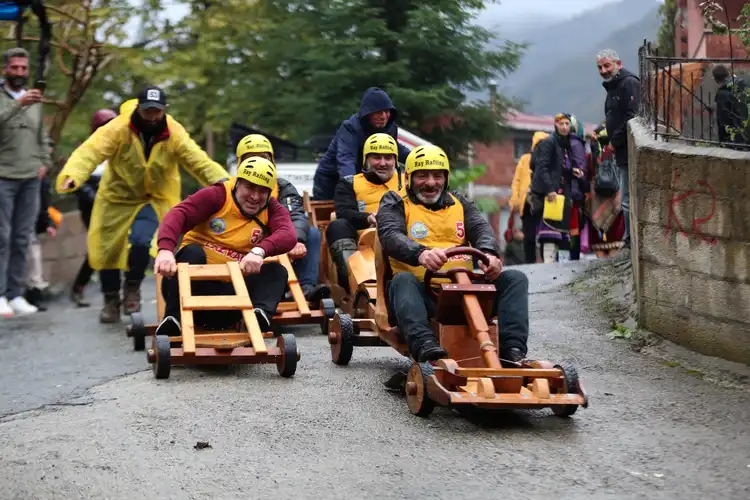 Çamlıhemşin’de Yağmura Rağmen Coşku