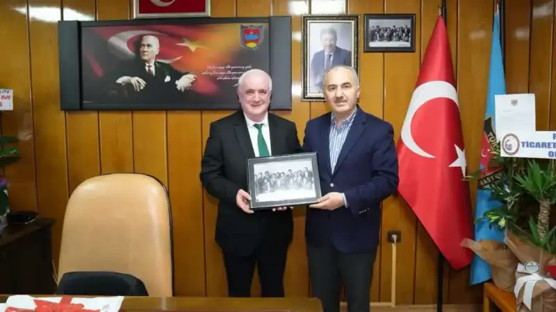 Rize Şoförler Odası'na Rahmi Metin'den Tebrik Ziyareti