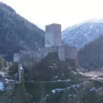 Çamlıhemşin'deki Çat Vadisi'nde Sarp Kaya Üzerine Kurulu Zil Kale