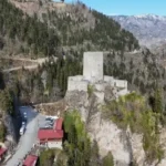 Çamlıhemşin'deki Çat Vadisi'nde Sarp Kaya Üzerine Kurulu Zil Kale