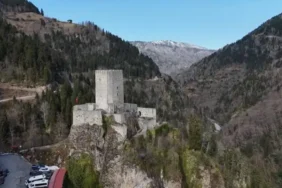 Çamlıhemşin'deki Çat Vadisi'nde Sarp Kaya Üzerine Kurulu Zil Kale