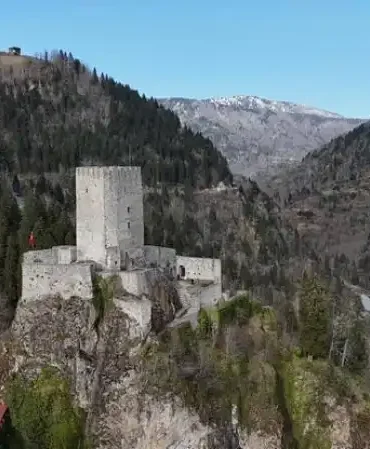 Çamlıhemşin'deki Çat Vadisi'nde Sarp Kaya Üzerine Kurulu Zil Kale