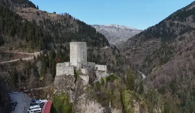 Çamlıhemşin'deki Çat Vadisi'nde Sarp Kaya Üzerine Kurulu Zil Kale