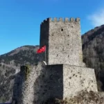 Çamlıhemşin'deki Çat Vadisi'nde Sarp Kaya Üzerine Kurulu Zil Kale