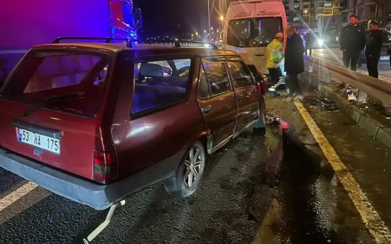 Pazar’da Servis Minibüsü ile Otomobil Çarpıştı