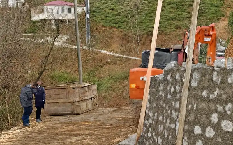 Çayeli Kemer Köyü’nde Duvar Çalışması Başladı