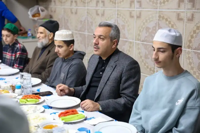 İhsan Selim Baydaş Genç Hafız Adaylarıyla Sahurda Buluştu