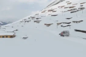 Çamlıhemşin Kavrun Yaylası’nda kar kalınlığı 3 metreyi geçti. Evler kara gömüldü, yaylaya paletli araçlarla ulaşıldı. Dron görüntüleri dikkat çekti.