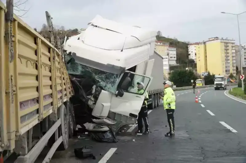 Pazar’da TIR Kazası: 4 Kişi Yaralandı