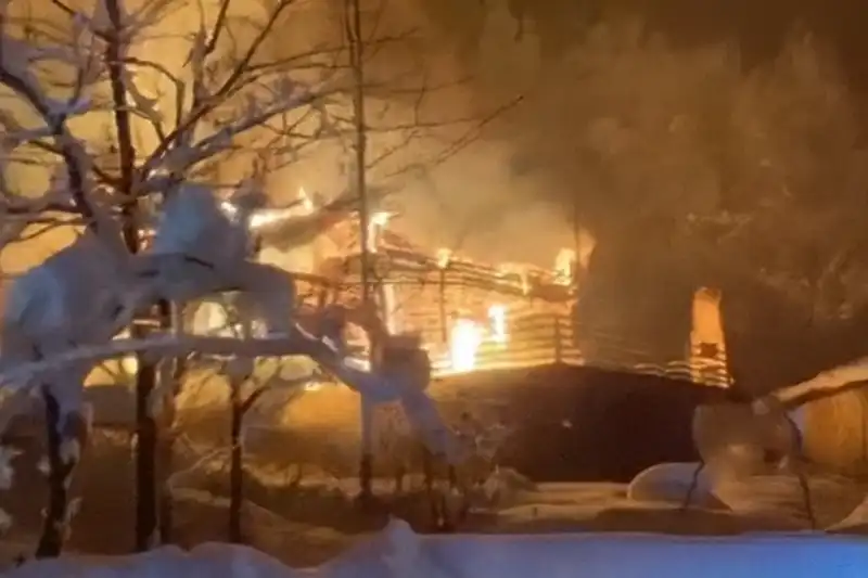 İkizdere’de Gece Yangını: Tahta Ev Küle Döndü