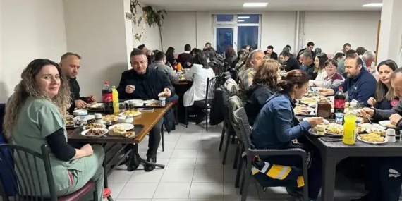 Fındıklı’da Ramazan ayında sağlık çalışanlarına moral ziyareti gerçekleştirildi. İl Sağlık Müdürü Demiral, hastane personeliyle iftarda buluştu.