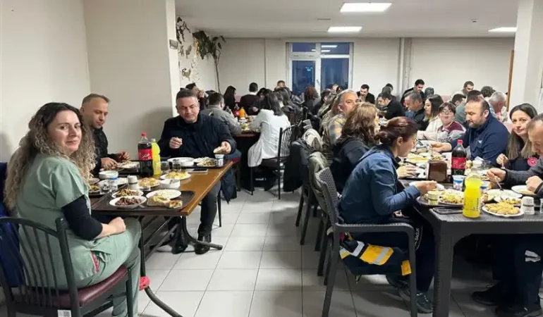 Fındıklı’da Ramazan ayında sağlık çalışanlarına moral ziyareti gerçekleştirildi. İl Sağlık Müdürü Demiral, hastane personeliyle iftarda buluştu.