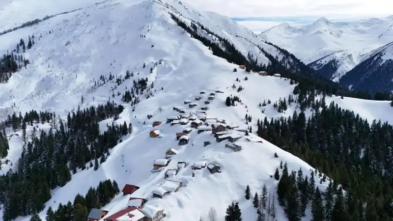 Rize'de Kaçkar Dağları ve Yaylalardaki Kar Manzarası Dronla Görüntülendi