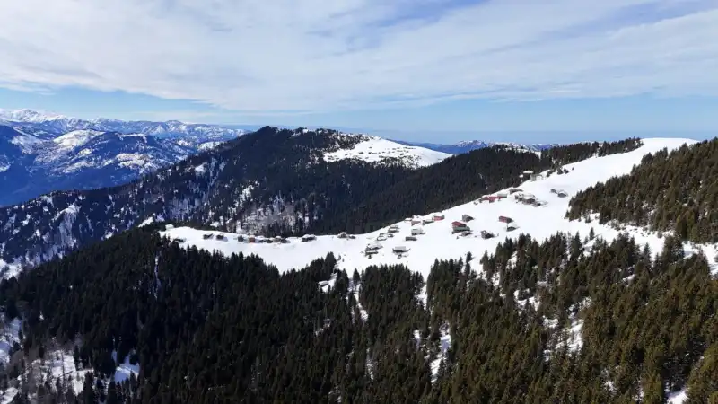 Rize'de Kaçkar Dağları ve Yaylalardaki Kar Manzarası Dronla Görüntülendi