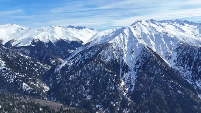 Rize'de Kaçkar Dağları ve Yaylalardaki Kar Manzarası Dronla Görüntülendi