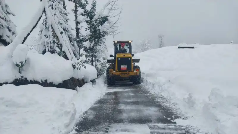 Rize’de Yoğun Kar 51 Köy Yolunu Ulaşıma Kapattı
