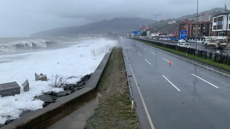 Çayeli’nde Fırtına Etkili Oldu: Dalgalar Sahil Yoluna Ulaştı