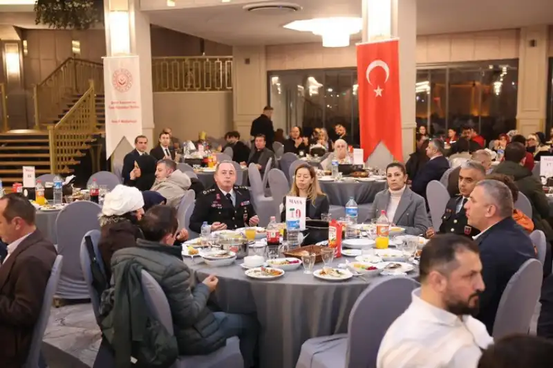 Rize’de şehit yakınları ve gaziler için “Büyük Aile Sofrası” iftar programı düzenlendi. Vali İhsan Selim Baydaş ve Milletvekili Muhammed Avcı programa katıldı.