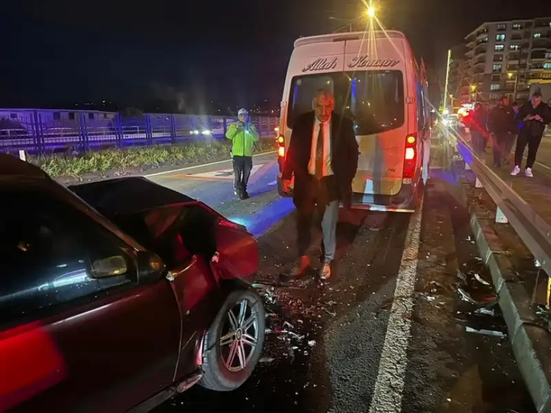 Pazar’da Servis Minibüsü ile Otomobil Çarpıştı