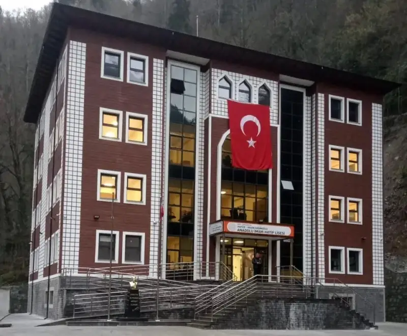 Çamlıhemşin'li Haşimoğlu Ailesinden Eğitime Anlamlı Vefa