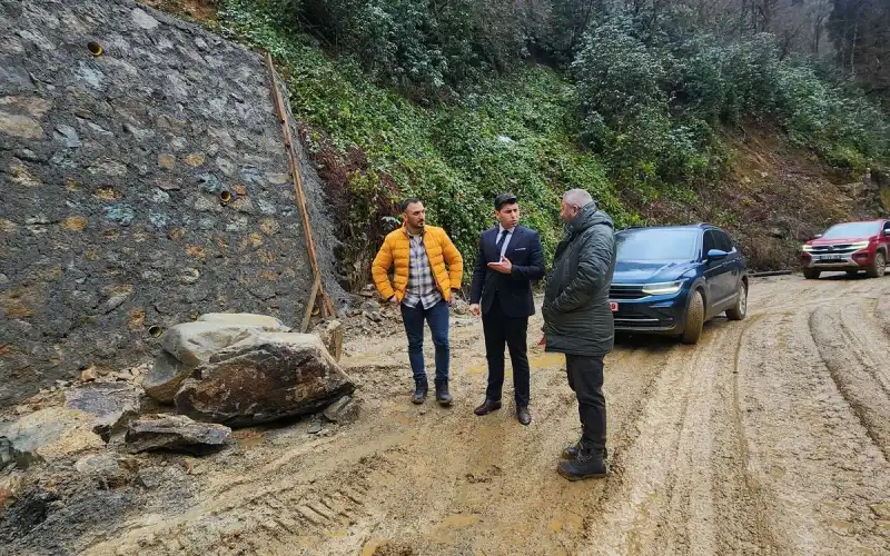 Hemşin Kaymakamı Taş Duvar Yapım İşini Yerinde İnceledi