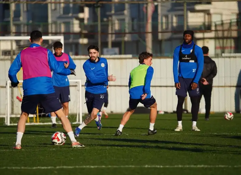 Karadeniz Derbisi Öncesi Rizespor Sahaya İndi