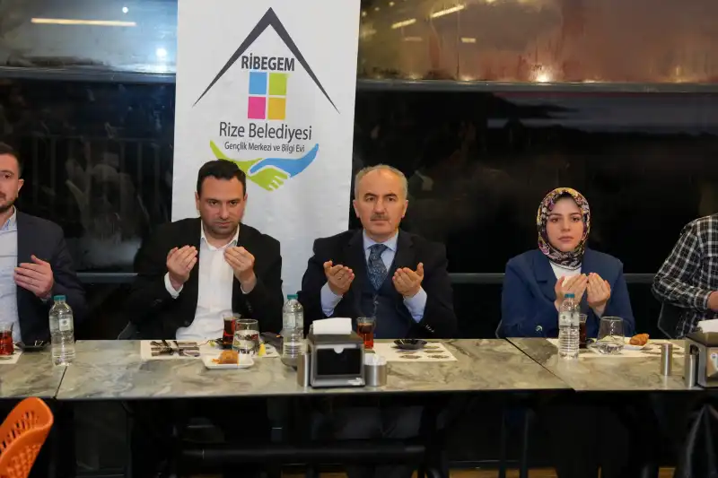 Başkan Rahmi Metin Esnaf ve Gençlerle İftar Programlarında Buluştu