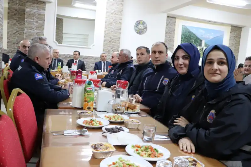 Rize Valisi, Kalkandere L Tipi Ceza İnfaz Kurumu’nda Personelle İftar Yaptı