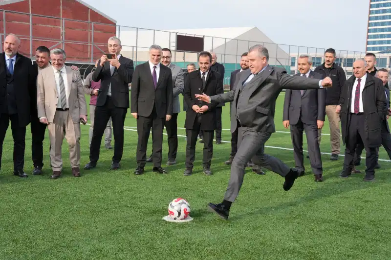 Osman Aşkın Bak Memleketi Rize’de