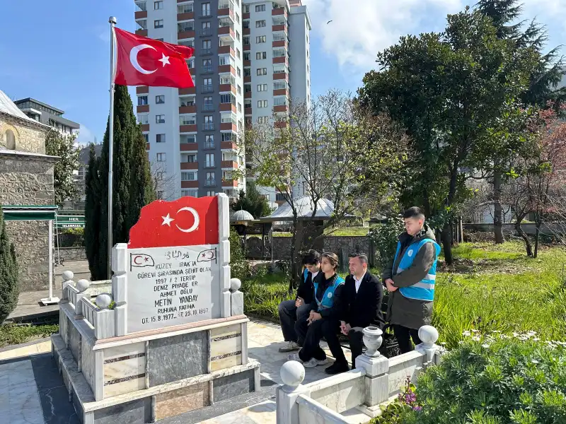 RİBEGEM Gönüllü Gençlerinden Şehit Kabirlerine Anlamlı Ziyaret