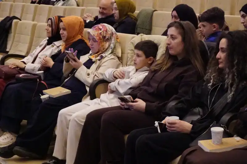 Rize’de “Kökler ve Kanatlar: Aile” Paneline Yoğun İlgi