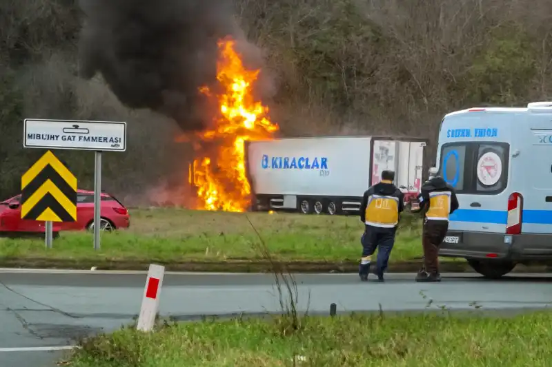 Pazar’da Seyir Halindeki Tır Alev Alev Yandı