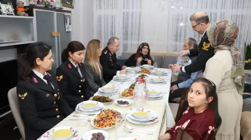 Rize’de Jandarmadan Şehit Ailesine Anlamlı İftar