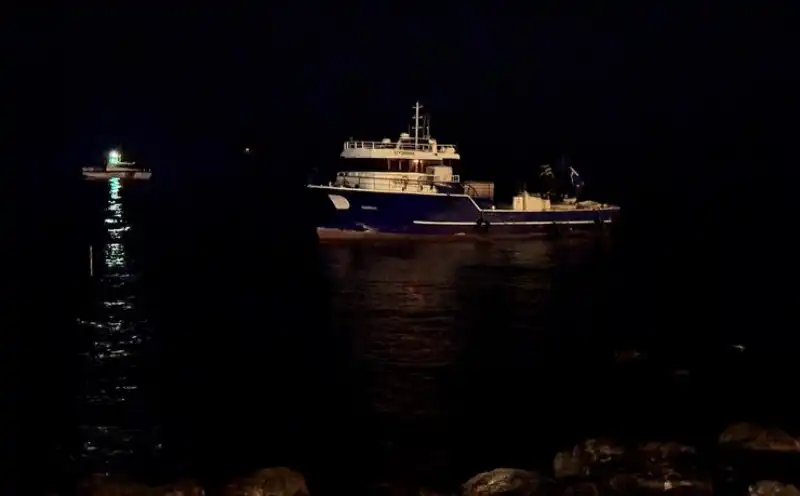 Rize’de Balıkçı Teknesi Karaya Oturdu: Kaptan Kurtarıldı