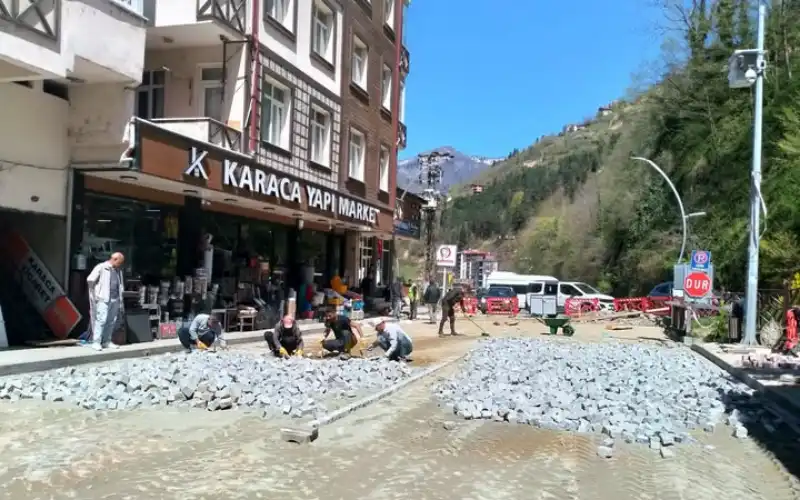 İkizdere Cumhuriyet Caddesi Coğrafi İşaretli Taşla Yenileniyor