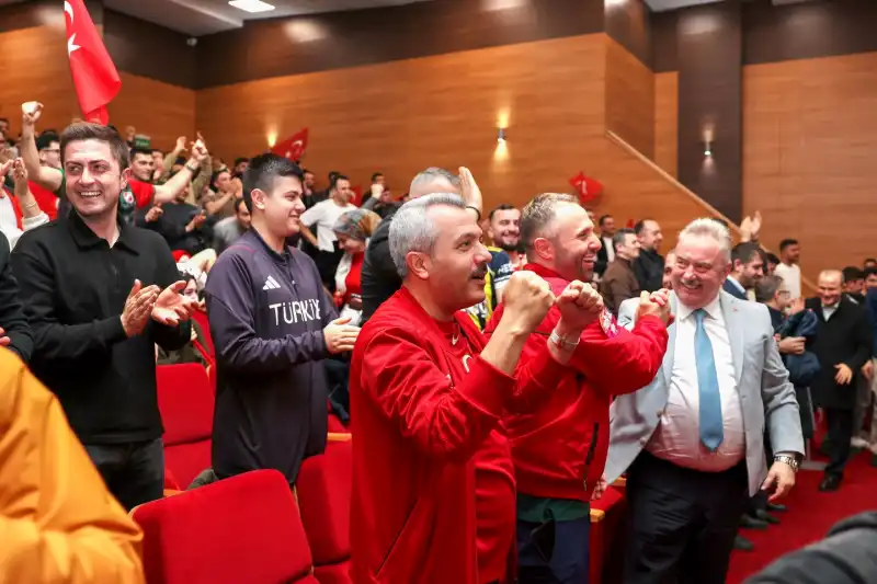 Rize’de Milli Coşku: Galibiyet Sevinci Birlikte Yaşandı
