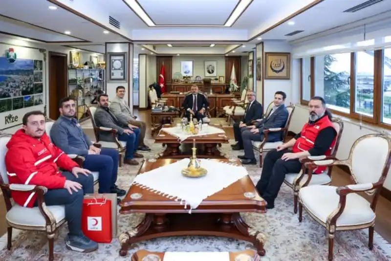 Rize Valiliği’nde Yoğun Ziyaret Trafiği