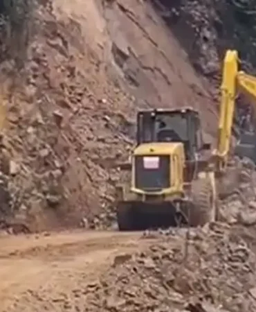 Hemşin’de Heyelan Operatörü Son Anda Kurtuldu: O Anlar Kamerada