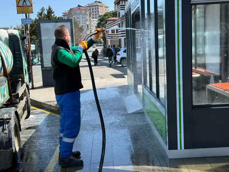 Rize’de Kapalı Duraklar Düzenli Olarak Temizleniyor