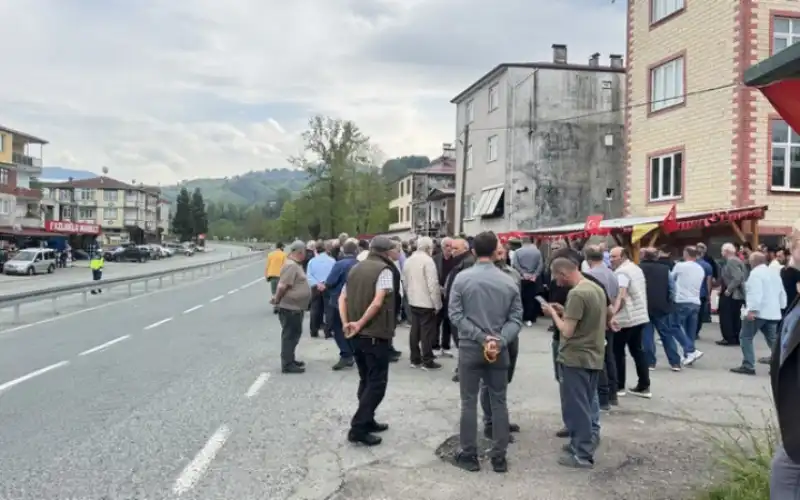 Kalkandere’de Yol Krizi Büyüyor