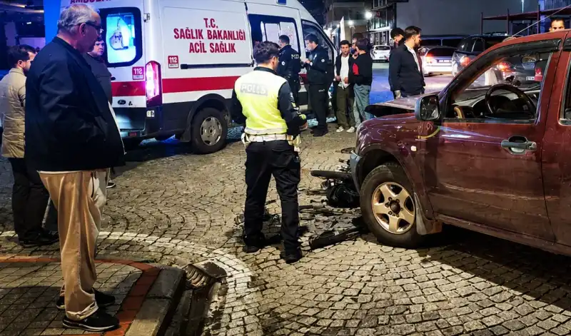 Rize’de Motosiklet ile Kamyonet Çarpıştı