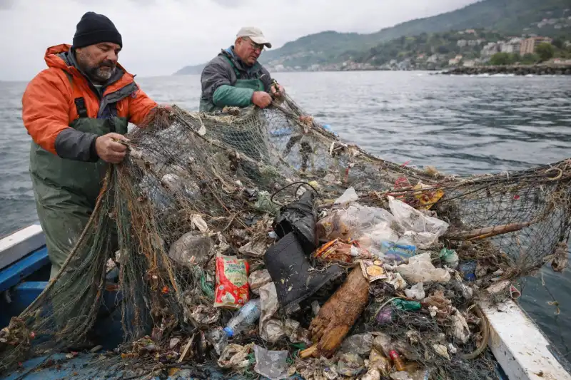 Rize’de Balıkçıların Ağından Balık Yerine Çöp Çıktı