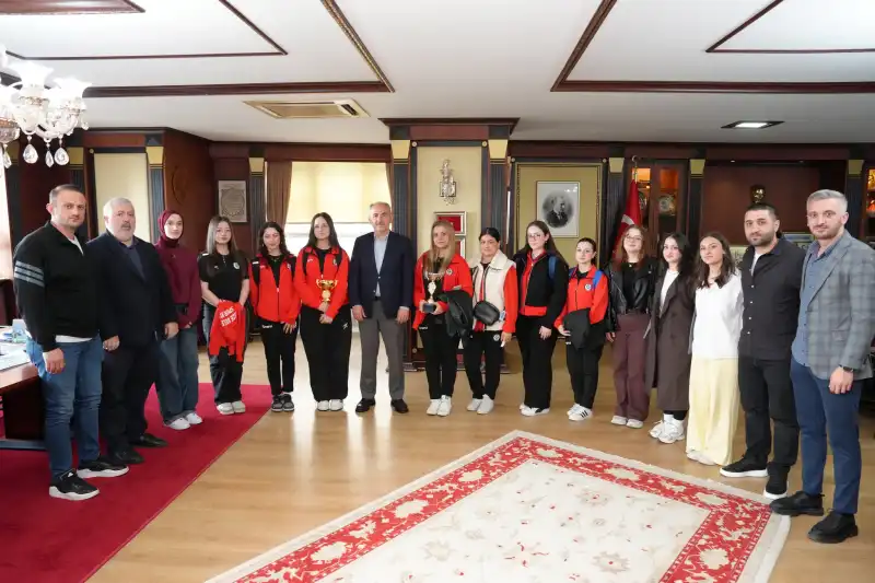 Rize Belediyesi Kadın Halk Oyunları Ekibinden Rahmi Metin’e Ziyaret
