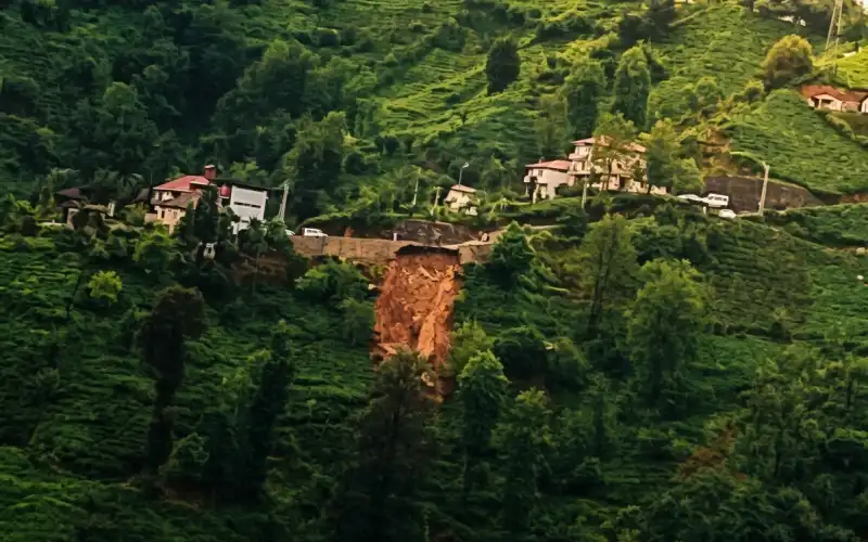 Rize Güneysu’da Yol Çöktü