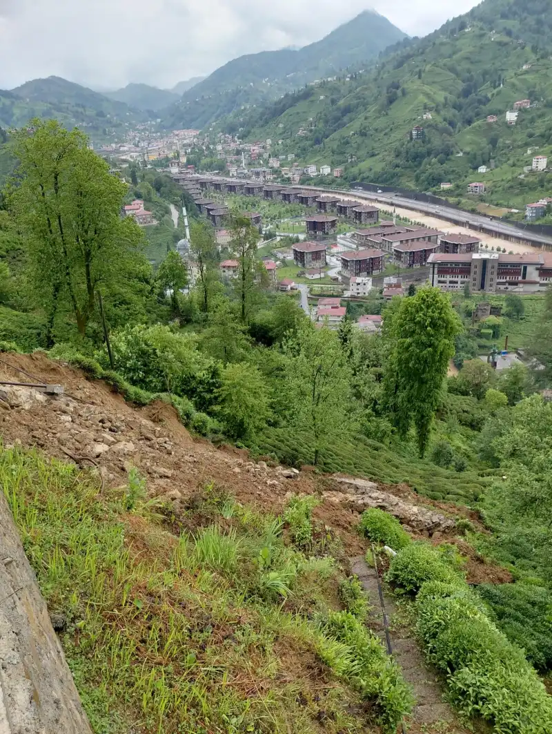 Rize Güneysu’da Yol Çöktü
