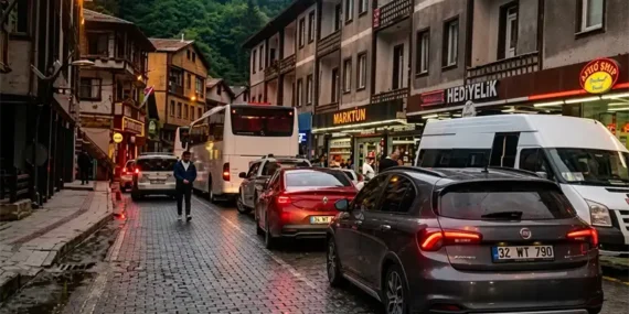 Kurban Bayramında Çamlıhemşin Trafiği Kilitlendi