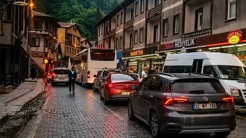 Kurban Bayramında Çamlıhemşin Trafiği Kilitlendi
